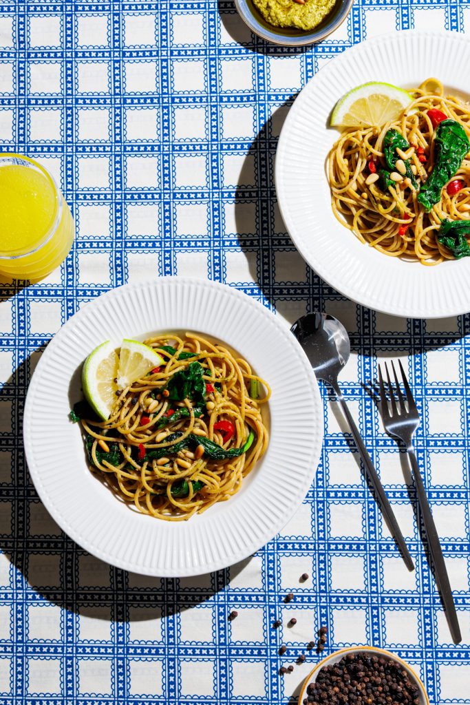 Vollkornspaghetti mit Blattspinat und Chili